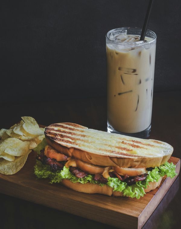 Sanduíche quente e café gelado