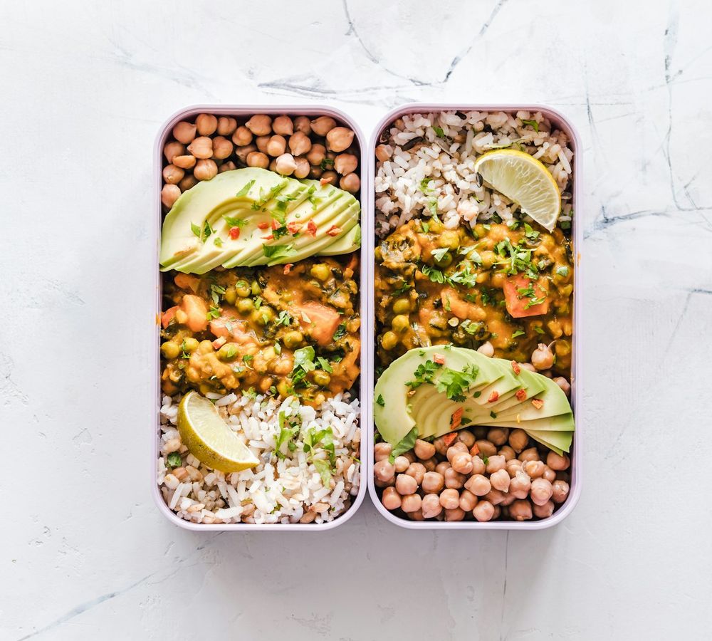 Marmitas com arroz, grão-de-bico e legumes